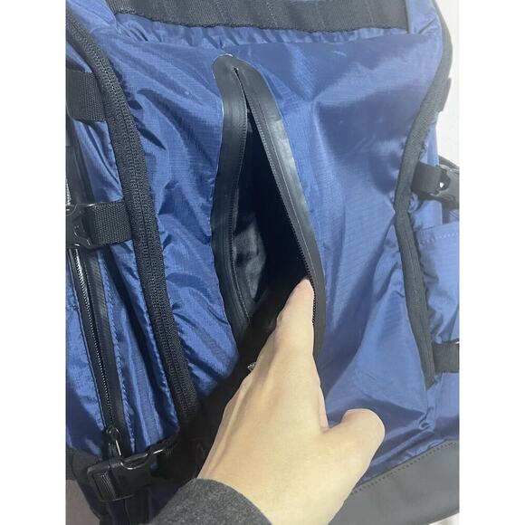 Oakley NEW Backpack Blue Outdoor Backpack Compartments Insulated Pocket - Picture 4 of 16